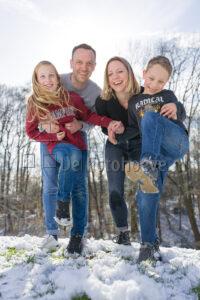 Familie fotografie - Gezin in de sneeuw, in de heuvels rond Berg en Dal